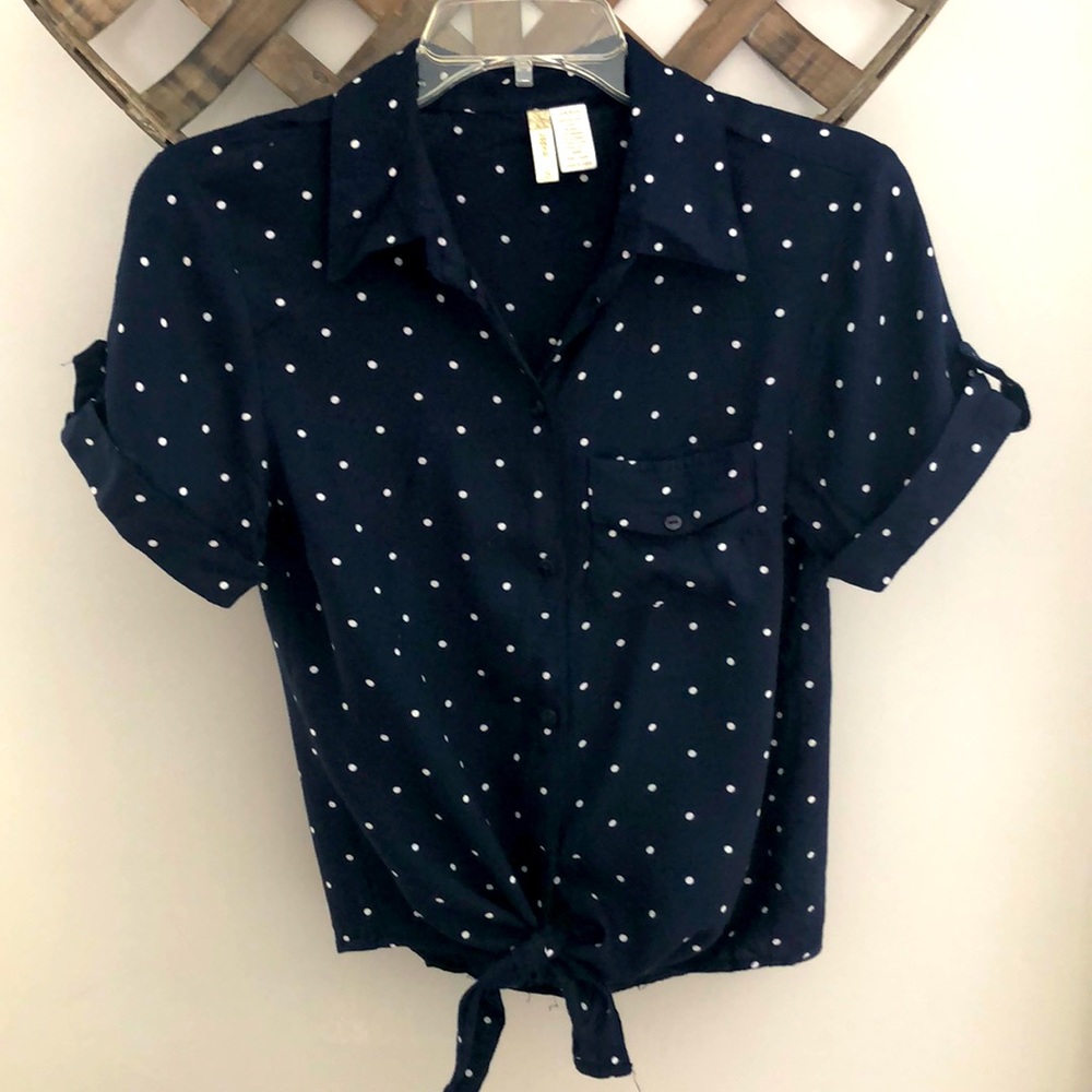 Adorable short sleeve button up!